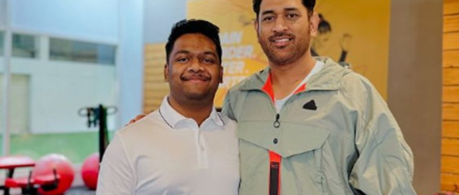 MS Dhoni Enjoys A Little Piece of Cake Celebrating Friend's Birthday at Gym
